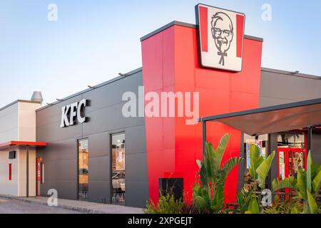 Torrevieja, Espagne - 09-07-2024 : extérieur du restaurant moderne KFC, restauration rapide. Vue extérieure. Poulet frit du Kentucky. Banque D'Images