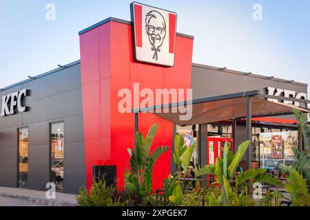 Torrevieja, Espagne - 09-07-2024 : extérieur du restaurant moderne KFC, restauration rapide. Vue extérieure. Poulet frit du Kentucky. Banque D'Images