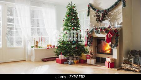 Paisible matin de Noël enneigé : coin décoré dans une maison moderne avec arbre de Noël, cheminée et cadeaux. Accueil d'une famille célébrant les fêtes. Personne Banque D'Images