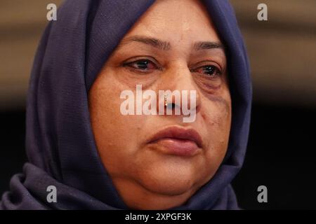 Shameem Akhtar, 56 ans, lors d'une conférence de presse à l'hôtel Midland à Manchester, alors que la famille a parlé au FIPOL de "concernant le dépôt d'une plainte formelle contre des officiers". Des manifestations ont éclaté à Rochdale et dans le centre-ville de Manchester après la diffusion d'une vidéo montrant un policier qui aurait donné des coups de pied et des coups de poing à un homme alors qu'il était allongé le visage caché lors d'une arrestation à l'aéroport le 23 juillet. Date de la photo : mardi 6 août 2024. Banque D'Images
