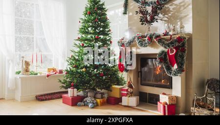 Paisible matin de Noël enneigé : coin décoré dans une maison moderne avec arbre de Noël, cheminée et cadeaux. Accueil d'une famille célébrant les fêtes. Personne Banque D'Images