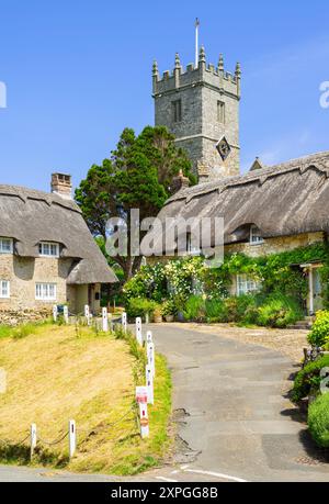 Île de Wight Royaume-Uni - Île de Wight Godshill Village avec des chalets au toit de chaume et église All Saints Godshill Île de Wight Angleterre Royaume-Uni GB Europe Banque D'Images