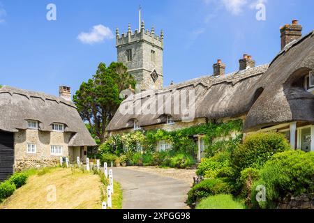 Île de Wight Royaume-Uni - Île de Wight Godshill Village avec des chalets au toit de chaume et église All Saints Godshill Île de Wight Angleterre Royaume-Uni GB Europe Banque D'Images