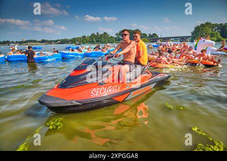 Les clients dans les piscines gonflables et les bateaux gonflables sont tirés par un jet ski. Solar Festival est l'un des festivals de plusieurs jours les plus créatifs des pays-Bas. En plus du programme musical diversifié composé de DJ, rappeurs et virages, il y a des bâtiments créatifs exposés, des jeux peuvent être joués et il y a du théâtre. Cette année, 800 créatifs et artistes ont participé à la construction du festival. Parce que c’est un festival de plusieurs jours (du 1er au 4 août), il y a aussi un camping sur le site autour du Maasplassen à Roermond. Il s’agit de la 17ème édition du festival, qui devrait en attirer environ 2 Banque D'Images