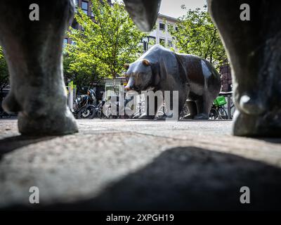 06 août 2024, Hesse, Francfort-sur-le-main : L'ours, symbole de la chute des cours boursiers, se dresse comme une sculpture en bronze avec le taureau sur une place devant le bâtiment de la Bourse de Francfort. Photo : Frank Rumpenhorst/dpa Banque D'Images