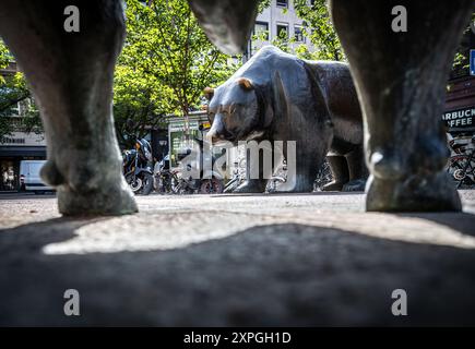 06 août 2024, Hesse, Francfort-sur-le-main : L'ours, symbole de la chute des cours boursiers, se dresse comme une sculpture en bronze avec le taureau sur une place devant le bâtiment de la Bourse de Francfort. Photo : Frank Rumpenhorst/dpa Banque D'Images