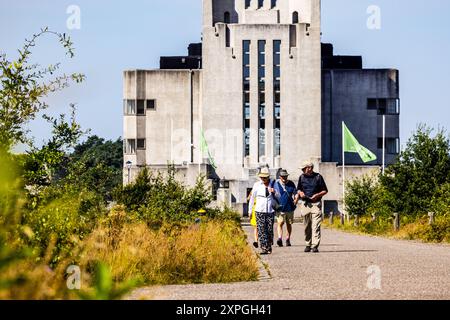 KOOTWIJK - les visiteurs marchent près de Radio Kootwijk sur la Veluwe. Le soleil brille aux pays-Bas et assure un temps estival avec des températures élevées. ANP ROB ENGELAAR pays-bas OUT - belgique OUT Banque D'Images