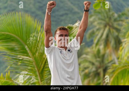 Tahiti, Polynésie française. 6 août 2024. Kauli Vaast de France Médaille d'or, surf, match pour la médaille d'or masculine aux Jeux Olympiques de Paris 2024 le 6 août 2024 à Teahupo'o à Tahiti, Polynésie française - photo Sylvain Lefevre/Panoramic/DPPI Media Credit : DPPI Media/Alamy Live News Banque D'Images