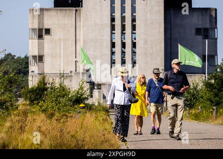 KOOTWIJK - les visiteurs marchent près de Radio Kootwijk sur la Veluwe. Le soleil brille aux pays-Bas et assure un temps estival avec des températures élevées. ANP ROB ENGELAAR pays-bas OUT - belgique OUT Banque D'Images