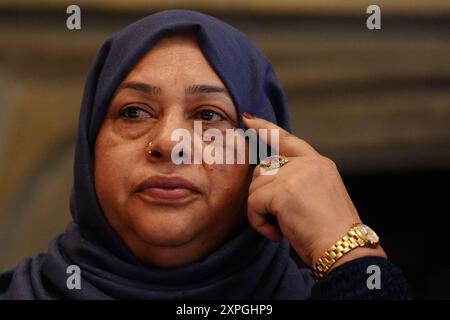 Shameem Akhtar, 56 ans, lors d'une conférence de presse à l'hôtel Midland à Manchester, alors que la famille a parlé au FIPOL de "concernant le dépôt d'une plainte formelle contre des officiers". Des manifestations ont éclaté à Rochdale et dans le centre-ville de Manchester après la diffusion d'une vidéo montrant un policier qui aurait donné des coups de pied et des coups de poing à un homme alors qu'il était allongé le visage caché lors d'une arrestation à l'aéroport le 23 juillet. Date de la photo : mardi 6 août 2024. Banque D'Images