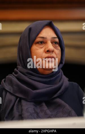 Shameem Akhtar, 56 ans, lors d'une conférence de presse à l'hôtel Midland à Manchester, alors que la famille a parlé au FIPOL de "concernant le dépôt d'une plainte formelle contre des officiers". Des manifestations ont éclaté à Rochdale et dans le centre-ville de Manchester après la diffusion d'une vidéo montrant un policier qui aurait donné des coups de pied et des coups de poing à un homme alors qu'il était allongé le visage caché lors d'une arrestation à l'aéroport le 23 juillet. Date de la photo : mardi 6 août 2024. Banque D'Images