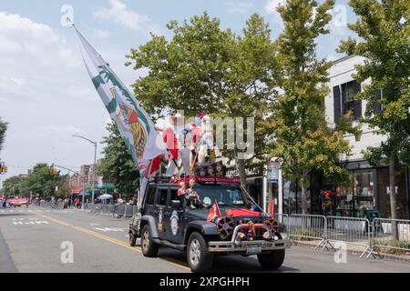 Un flotteur dans la parade péruvienne de jour avec Payasito Chiquitín, originaire du Pérou, un clown à louer. À Jackson Heights, Queens, New York. Banque D'Images