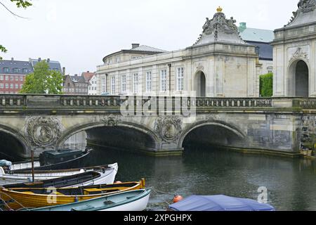 Le pont de marbre sur le canal du Palais Christiansborg à Copenhague, Danemark, Scandinavie Banque D'Images