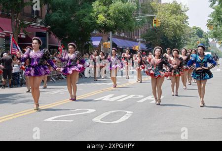 Les membres de la troupe de danse San Simon sucre se produisent à la Parade internationale péruvienne sur la 37e Avenue à Jackson Heights, Queens, New York. Banque D'Images