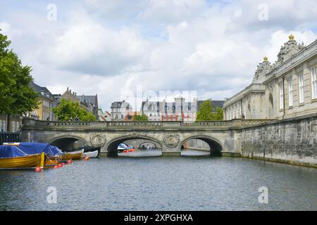 Le pont de marbre sur le canal du Palais Christiansborg à Copenhague, Danemark, Scandinavie Banque D'Images