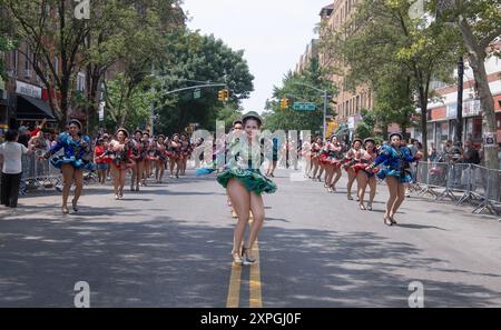 Les membres de la troupe de danse San Simon sucre se produisent à la Parade internationale péruvienne sur la 37e Avenue à Jackson Heights, Queens, New York. Banque D'Images