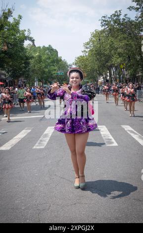 Les membres de la troupe de danse San Simon sucre se produisent à la Parade internationale péruvienne sur la 37e Avenue à Jackson Heights, Queens, New York. Banque D'Images