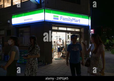 Tokyo, Japon. 03 août 2024. Dépanneur japonais FamilyMart après le coucher du soleil. Outre les hauts en couleur, animés et toujours animés points chauds touristiques comme Shibuya et Shinjuku, Tokyo offre également des zones plus calmes et authentiques où les touristes peuvent profiter de la cuisine locale et avoir des expériences authentiques avec les habitants. Un exemple d'un tel endroit est l'ancien marché aux poissons de Tsukiji près de Ginza. Crédit : SOPA images Limited/Alamy Live News Banque D'Images