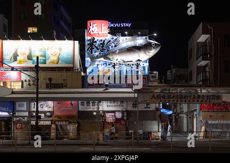 Tokyo, Japon. 03 août 2024. Vue nocturne du marché aux poissons de Tsukiji à Tokyo. Outre les hauts en couleur, animés et toujours animés points chauds touristiques comme Shibuya et Shinjuku, Tokyo offre également des zones plus calmes et authentiques où les touristes peuvent profiter de la cuisine locale et avoir des expériences authentiques avec les habitants. Un exemple d'un tel endroit est l'ancien marché aux poissons de Tsukiji près de Ginza. Crédit : SOPA images Limited/Alamy Live News Banque D'Images