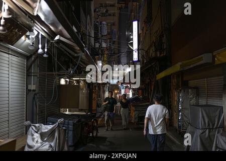 Tokyo, Japon. 03 août 2024. Marché aux poissons de Tsukiji la nuit. Outre les hauts en couleur, animés et toujours animés points chauds touristiques comme Shibuya et Shinjuku, Tokyo offre également des zones plus calmes et authentiques où les touristes peuvent profiter de la cuisine locale et avoir des expériences authentiques avec les habitants. Un exemple d'un tel endroit est l'ancien marché aux poissons de Tsukiji près de Ginza. (Photo de Stanislav Kogiku/SOPA images/Sipa USA) crédit : Sipa USA/Alamy Live News Banque D'Images