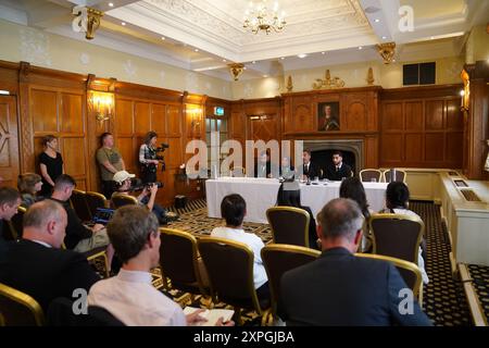 Le procureur Aamer Anwar (deuxième à droite) avec ses frères, Muhammad Amaad, 25 ans, (à gauche) Fahir Amaaz, 19 ans, et sa mère Shameem Akhtar, 56 ans, lors d'une conférence de presse à l'hôtel Midland de Manchester, alors qu'ils ont parlé au PIPOL de "concernant le dépôt d'une plainte formelle contre des officiers". Des manifestations ont éclaté à Rochdale et dans le centre-ville de Manchester après la diffusion d'une vidéo montrant un policier qui aurait donné des coups de pied et des coups de poing à un homme alors qu'il était allongé le visage caché lors d'une arrestation à l'aéroport le 23 juillet. Date de la photo : mardi 6 août 2024. Banque D'Images