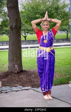 Une danseuse de la Natya Anubhava Dance Academy au Kensico Dam Plaza se réchauffe avant sa performance au Heritage of India Festival à Valhalla. Banque D'Images