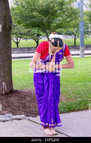 Une danseuse de la Natya Anubhava Dance Academy au Kensico Dam Plaza se réchauffe avant sa performance au Heritage of India Festival à Valhalla. Banque D'Images