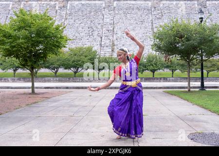 Danseuse de la Natya Anubhava Dance Academy au Kensico Dam Plaza avant sa performance au Heritage of India Festival à Valhalla Westchester. Banque D'Images