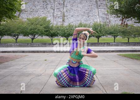 Danseuse de la Natya Anubhava Dance Academy au Kensico Dam Plaza avant sa performance au Heritage of India Festival à Valhalla Westchester. Banque D'Images