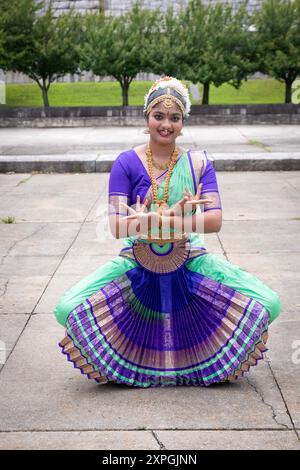 Danseuse de la Natya Anubhava Dance Academy au Kensico Dam Plaza avant sa performance au Heritage of India Festival à Valhalla Westchester. Banque D'Images