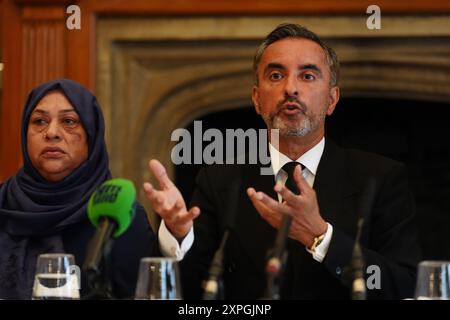 L'avocat Aamer Anwar avec Shameem Akhtar, 56 ans, lors d'une conférence de presse à l'hôtel Midland à Manchester, alors que la famille a parlé au FIPOL de «concernant le dépôt d'une plainte formelle contre des officiers». Des manifestations ont éclaté à Rochdale et dans le centre-ville de Manchester après la diffusion d'une vidéo montrant un policier qui aurait donné des coups de pied et des coups de poing à un homme alors qu'il était allongé le visage caché lors d'une arrestation à l'aéroport le 23 juillet. Date de la photo : mardi 6 août 2024. Banque D'Images