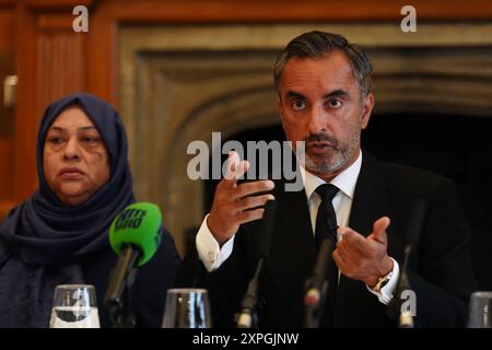 L'avocat Aamer Anwar avec Shameem Akhtar, 56 ans, lors d'une conférence de presse à l'hôtel Midland à Manchester, alors que la famille a parlé au FIPOL de «concernant le dépôt d'une plainte formelle contre des officiers». Des manifestations ont éclaté à Rochdale et dans le centre-ville de Manchester après la diffusion d'une vidéo montrant un policier qui aurait donné des coups de pied et des coups de poing à un homme alors qu'il était allongé le visage caché lors d'une arrestation à l'aéroport le 23 juillet. Date de la photo : mardi 6 août 2024. Banque D'Images
