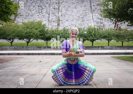 Danseuse de la Natya Anubhava Dance Academy au Kensico Dam Plaza avant sa performance au Heritage of India Festival à Valhalla Westchester. Banque D'Images