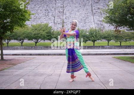 Danseuse de la Natya Anubhava Dance Academy au Kensico Dam Plaza avant sa performance au Heritage of India Festival à Valhalla Westchester. Banque D'Images