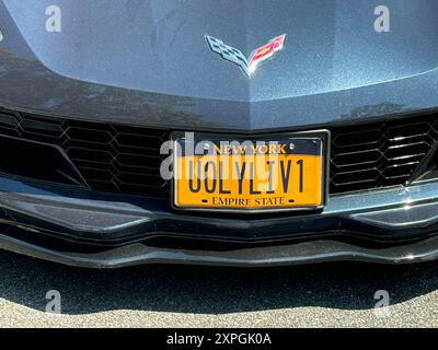 Une voiture sport Corvette de Chevrolet avec une plaque d'immatriculation amusante disant que vous ne vivez qu'une seule fois. Dans un parking à Westchester, New York. Banque D'Images