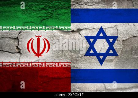 Iran Israël guerre. Drapeaux d'Israël et d'Iran affichés sur une texture de mur en béton fissuré, créant un fond grunge. Cette image symbolise le Banque D'Images