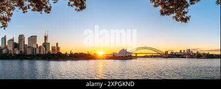 Sydney, Australie - 20 avril 2022 : Sydney City, Sydney Opera House et Harbour Bridge avec vue panoramique sur le nord de Sydney depuis la crique au coucher du soleil Banque D'Images