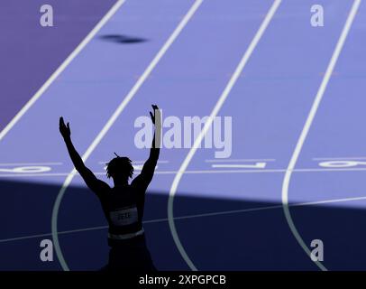 Paris, France. 6 août 2024. Ryan Zeze, de France, réagit après la manche d'athlétisme du 200 m masculin aux Jeux Olympiques de Paris 2024 à Paris, France, le 6 août 2024. Crédit : Li Gang/Xinhua/Alamy Live News Banque D'Images
