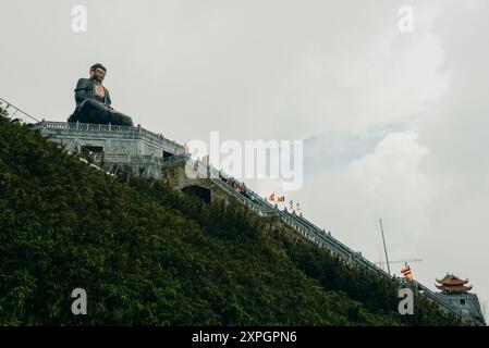 En regardant le sommet de la montagne Fansipan à une altitude de 3143m dans la ville de sa Pa, province de Lao Cai, Vietnam. Photo de haute qualité Banque D'Images