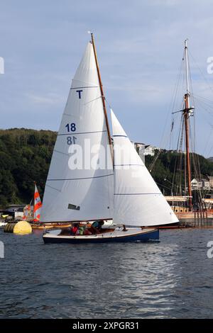 Troy Keelboat Class Dogy Racing dans le port de Fowey Banque D'Images