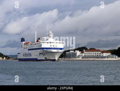 Brittany Ferries MS Barfleaur quittant Poole Harbour en route pour Cherbourg, France. En passant par le Haven Hotel, Sandbanks. Août 2024 Banque D'Images