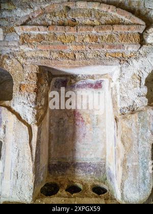 Niches funéraires décorées d'un bâtiment funéraire dans la nécropole de Portus dans l'Isola Sacra. La nécropole s'est développée sur les côtés de la via Flavia entre la fin des Ier et IVe siècles après JC - Fiumicino, Rome, Italie Banque D'Images