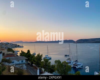 Vue aérienne de la marina maritime d'Ermioni au crépuscule Banque D'Images