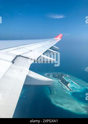 Îles Maldives vue de dessus de la fenêtre de l'avion avec l'aile de l'avion Banque D'Images