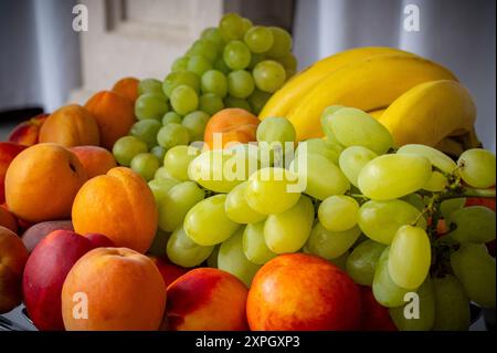 abricots, pêches, raisins et bananes, fruits frais, colorés et sains Banque D'Images