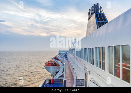 Embarcations de sauvetage sur le pont du ferry DFDS entre IJmuiden, pays-Bas et Newcastle, Angleterre Banque D'Images