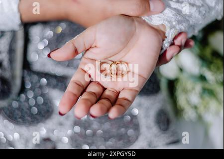 Bague de mariage sur la paume de la mariée, prise à l'aide d'une macro ou d'une technique de photo de gros plan Banque D'Images