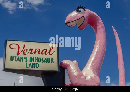 Vernal, Utah, États-Unis - 24 août 2017 : un grand panneau rose de dinosaure indiquant 'Vernal - Utah's Dinosaur Land' est un monument emblématique dans la ville de fracturation pétrolière. Banque D'Images