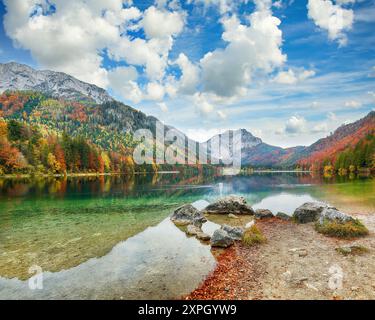 Scène d'automne captivante du lac Vorderer Langbathsee. Destination de voyage populaire. Lieu : Vorderer Langbathsee, région de Salzkammergut, haute-Autriche Banque D'Images