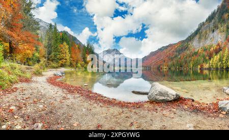 Scène d'automne captivante du lac Vorderer Langbathsee. Destination de voyage populaire. Lieu : Vorderer Langbathsee, région de Salzkammergut, haute-Autriche Banque D'Images